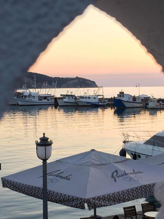 First Row To The Sea - Maremi Terrace Apartment